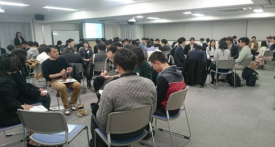 少人数制の座談会で、企業社員と近い距離でじっくり話せます。